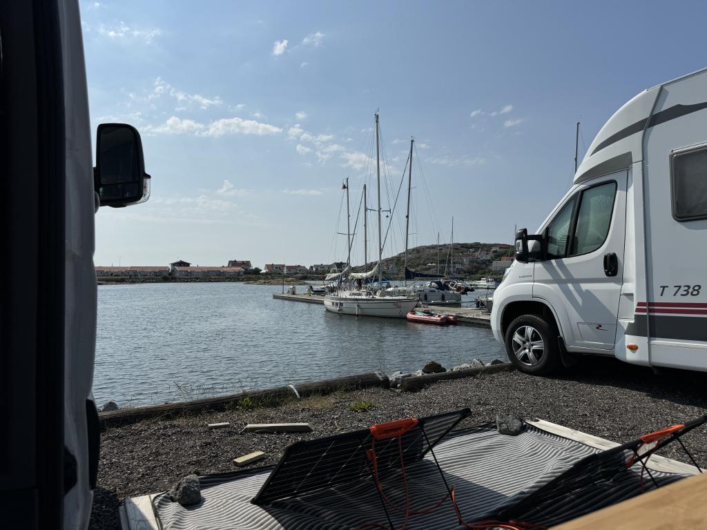 Ausblick auf den Hafen von Hälsö in Schweden