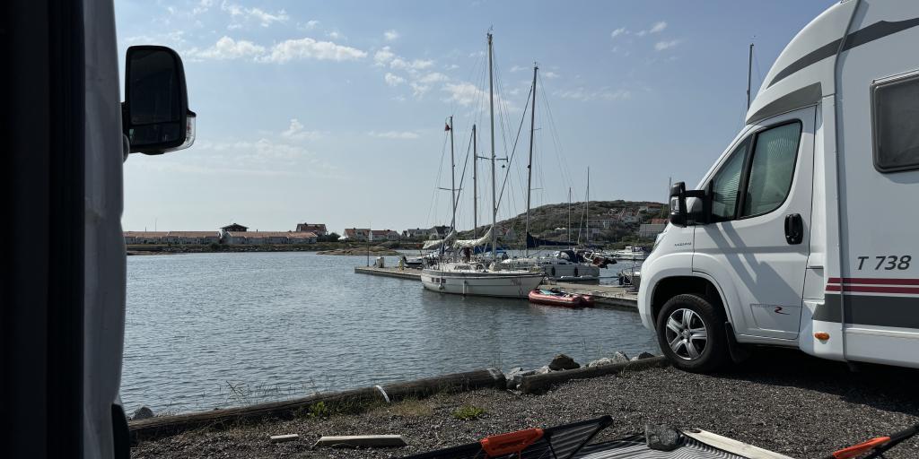 Ausblick auf den Hafen von Hälsö in Schweden